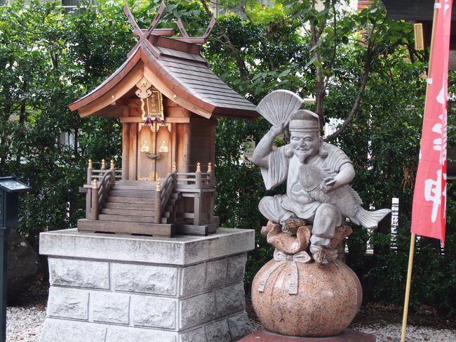 なんだかふざけた感じの恵比寿様だな。<br /><br />雑司ヶ谷七福神巡りにも指定されているそう。<br /><br />でも恵比寿様がこちらに祀られている理由は結構深いものがあるみたいです。<br /><br />神社の石柱にも彫られている巾着に乗ってる〜