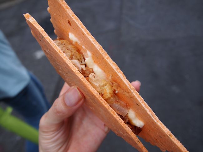 そしてコレがお目当ての『たこせん』100円！<br /><br />えびせんの間にたこ焼きが２つ挟んであります。<br /><br />簡単なメニューだけど、美味しいんだな、コレが！<br /><br />カレー食べたばかりのお腹なのに１個と言わず２個くらいイケちゃいそうなお味です。<br /><br />テレビでもよく紹介されるようで、フジテレビアナウンサーのサイン色紙などがたくさん飾ってありましたよ☆