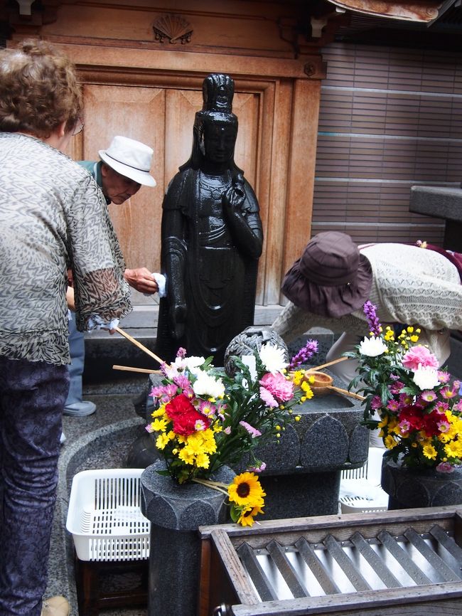 洗い観音像。<br /><br />自分の身体の治したい部分と相応する観音様の部分を洗うと効力があるんだとか。<br /><br />私これが　とげぬき地蔵さんと思っていました。