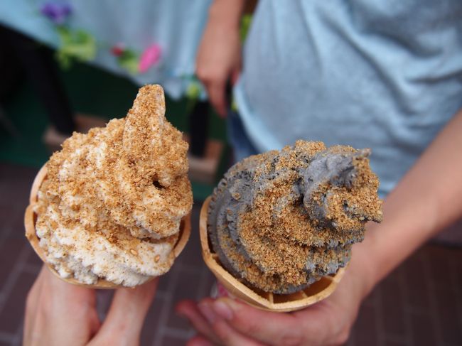 友人は黒ごまソフトにしていました。<br /><br />ソフトクリームは甘すぎず、豆乳？と思う程あっさりしたお味。<br /><br />すり潰されたゴマが香ばしかったです。