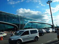 18:00　モスクワのドモジェドボ国際空港 
サンクトペテルブルグに向かう便に乗るため、空港に行きました。

乗る便の出発まで３時間半もあるけれど、時間は潰せるかな。