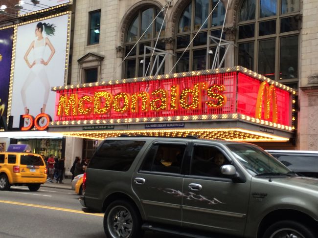 タイムズスクエアというか劇場街のマックはハデハデ〜（笑）
