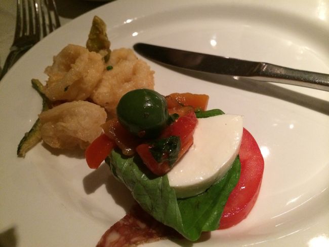 ディナーにとんじゃいました。<br />イタリアンの前菜、揚げ物、メイン、デザートのPRIX FIXE。<br />みんなで分け合う感じでしたが、食べ過ぎにならなくっていいかも。