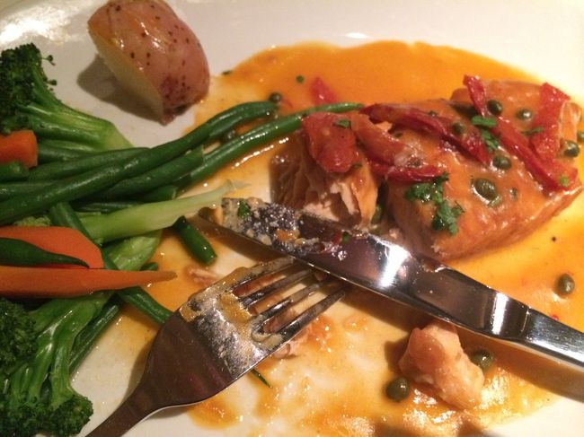 メインは私はサーモンのグリルでした。（食べ途中でごめんなさい）