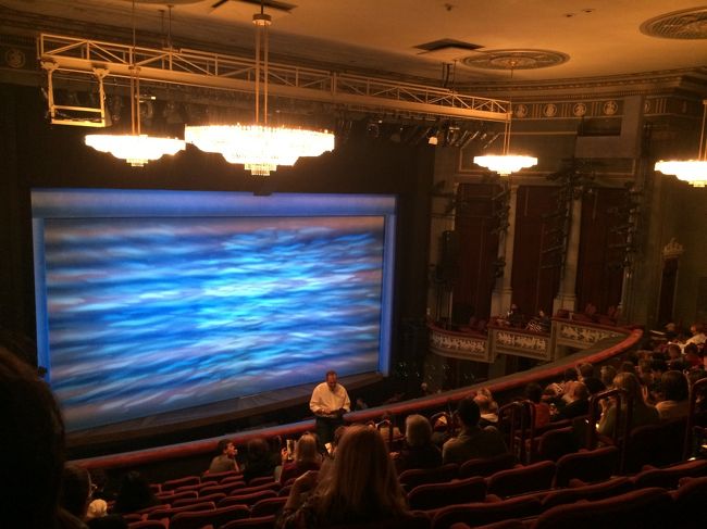 劇場で始まる前の様子です。<br />劇場自体はそれほど大きくないし、結構時代を感じました。