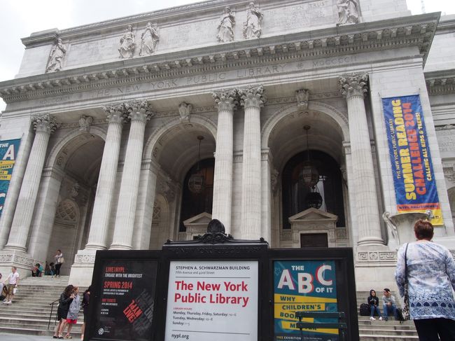 タイムズスクエアから歩いてくるときあまりにのどが渇いて、スタバでコーヒーを購入。それを飲みながらニューヨーカーっぽく（いや、違うか、笑）ここ公立図書館に到着。<br />アメリカの公共施設はなんか格好いいよねぇ〜