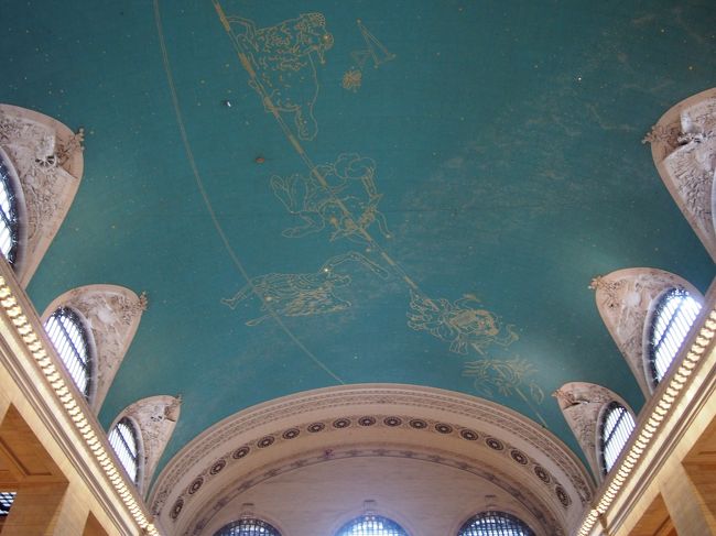 さて、いよいよグランドセントラルターミナルです。<br />いやー着いた、着いた。<br />ここは天井がアーチ状になっていて星座が描かれています。<br />なんでも東京駅のモデルになってるとか・・・ほんと？