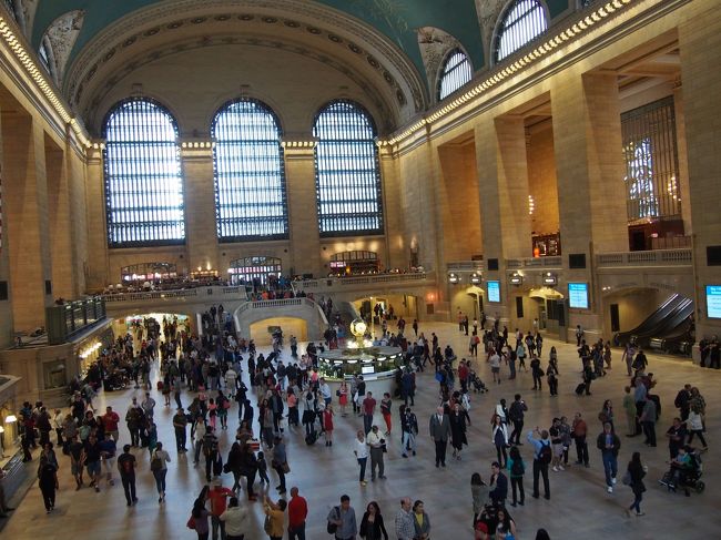 この視界！これが、「gossip girl」の女の子が「マンハッタンに帰ってきた・・・」って心境で駅を見渡す場所です。<br />階段があって、バルコニーっぽくなっています。<br />感動ぉ〜！！！！