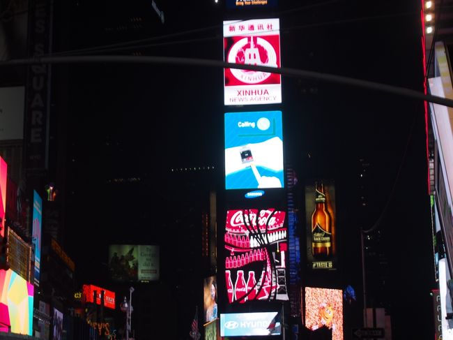 はぁ〜終わってしまいました。あっというまですね、やっぱり。<br />他の劇場も終わったのでしょう。夜のタイムズスクエアはすごい人ごみです。<br />あ、これは夜撮らないと！とタイムズスクエアの、あの年末大騒ぎになるタワーです。