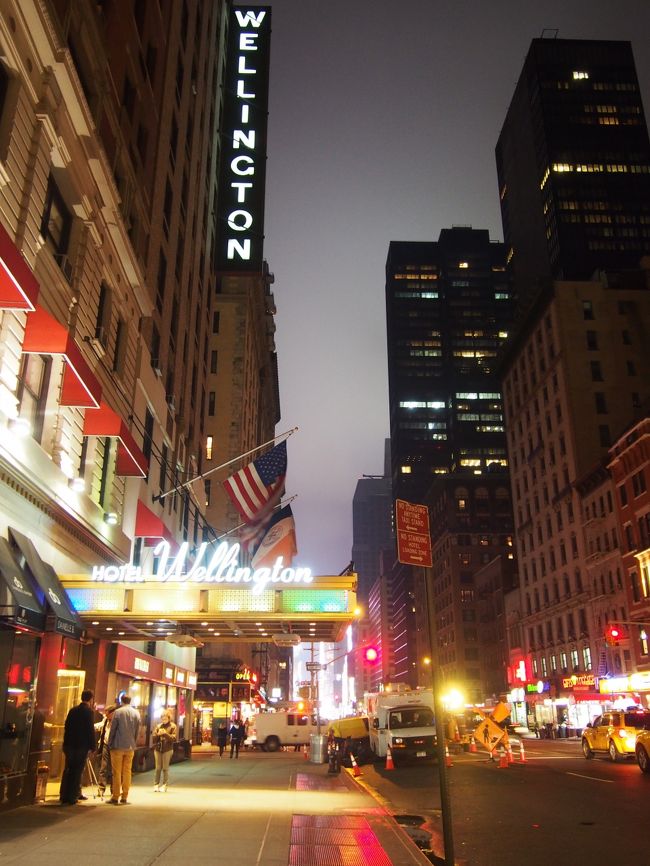 ホテルまで戻ってきちゃいました。マンハッタンはカーネギーホール近くのウェリントンというホテルに１泊します。<br />でもこの風景。やっぱりニューヨークだなぁ〜って思いました。<br /><br />残すはあと１日。今日はミュージカルを見てきたせいか、寝るのが遅くなりそうです。でも、眠れないかも？明日帰るなんて悲しすぎる！って思ってたのを思い出します。