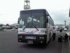 小倉駅16:10発の無料送迎バスで、新門司港フェリーのりばに着きました。
このバスは西鉄バスが運行を代行していまして、門司駅を経由します。
小倉駅からの所要時間は45分でした。

※写真は新門司港で撮影。