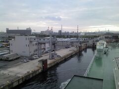6:00
阪九フェリーやまとは、新門司から12時間30分の航海を経て、定刻に泉大津港に入港します。