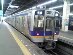 泉大津駅から各駅停車に乗って40分ほどで南海難波駅に到着です。
日曜日の朝なので、通勤ラッシュもなく電車はすいていました。