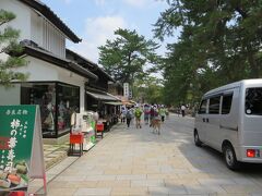 東大寺の参道にやってきました。

いつもは、平日に来ることが多いので、人の多さにびっくり・・・

日本人は、奈良の暑さを知ってるので、外国の方たちが多いです。

