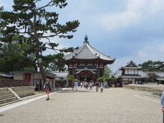 南円堂のまわりも、結構人がいました。

