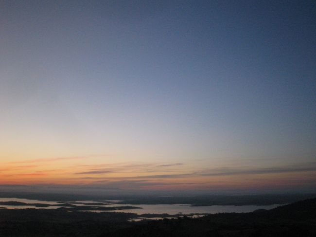 昨日よりもゆっくり起きて、今日も朝日を見ます。今日は靄がかかっているなあ。ちょっと幻想的。