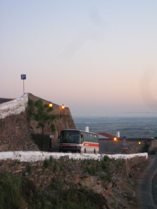 あそこがバス乗り場ですね。･･･って、なんで今日バスがいるのー？どういうこっちゃ。それとも昨日から置きっぱなしにしてるだけ？？結局、メーデーのこの日、バスがあったのかは不明です。この時点で分かっても、もうタクシー呼んじゃってるしねえ。<br /><br />メーデーに移動しようとすると、こういうことが発生しうるのは分かってたのですが、旅程全体のバランスを考えると、やっぱりこの日程かな、と判断したんだし。<br />