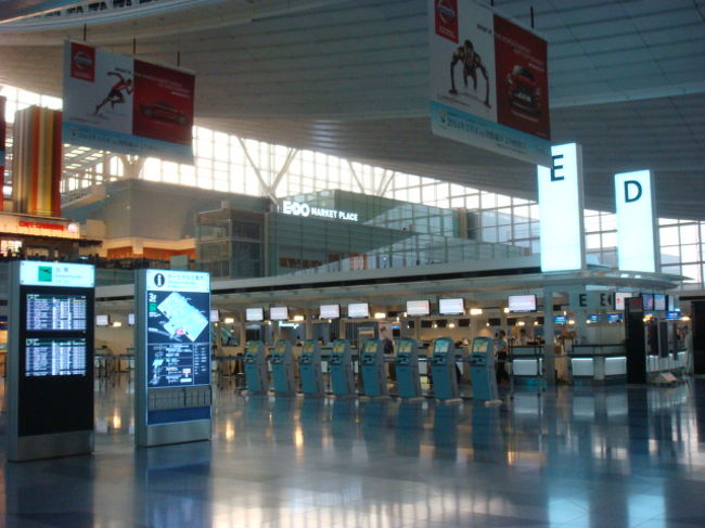 朝の羽田空港国際線。人も少なく空気が冷えている雰囲気。７時１０分のチャイナエアで台北松山空港です。