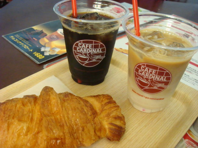 チェックイン後に軽い食事を。江戸小路のカフェ　カーディナルで。アイスソイラテとクロワッサンです。