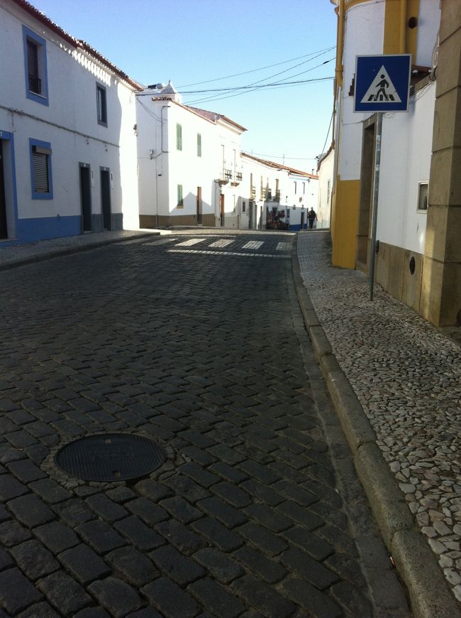 Rudondoの街は、典型的なAlentejoスタイルの街並み。白い壁を、赤、青、黄色といった縁取りが彩っています。私は、Monsarazの真っ白な方が好きかな。