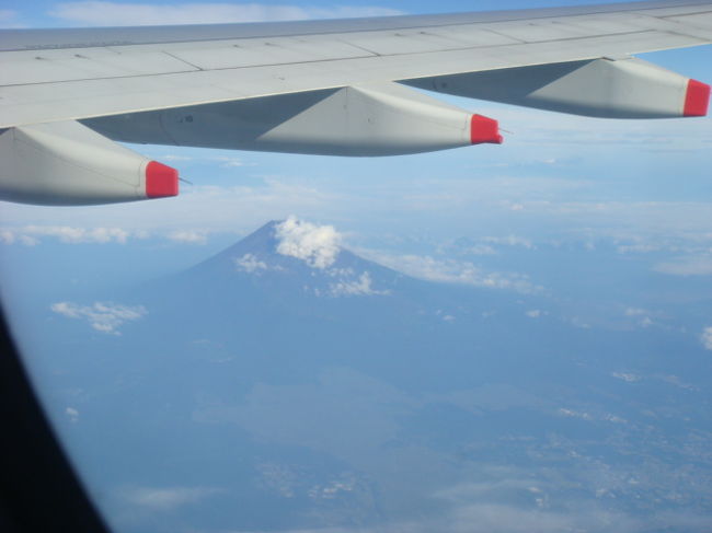 天気に恵まれ安定飛行です。富士山が見えるとほっとします。本当に日本一の山です。