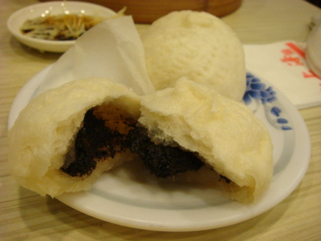 芝麻包　２個５０元。ゴマが入ったこしあんが絶品です。でもおなかがいっぱいで、包んで帰りました。