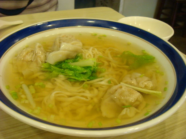 エビワンタン麺９０元。あっさり味のスープにコシのあるしっかりした麺。プリップリのエビワンタン。小上海、こちらのお店は「麺」も美味しいのでおすすめします。