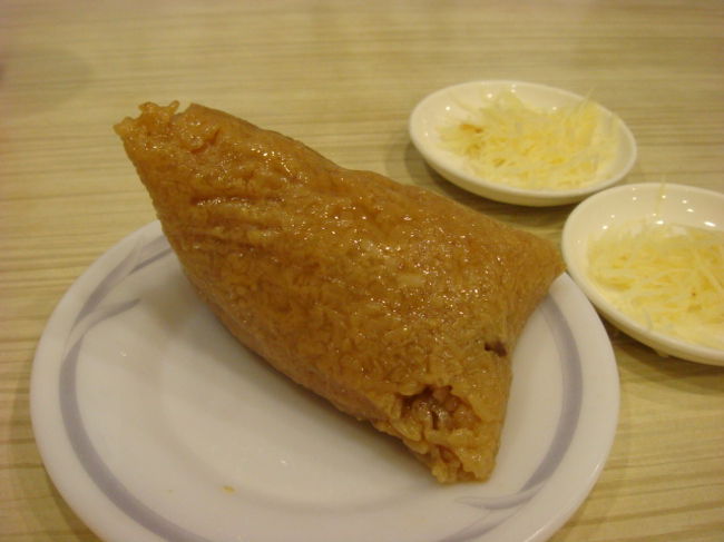 湖州粽５０元。肉入りの粽です。これも超うまうま！！中に入っているお肉が柔らかくクセのない味。この粽だけを買いに来る人も多かったですよ。大きいので２人で１個でちょうどよいです。<br />満腹になったところで、中山地区にあるホテルへ向い、荷物だけ預かってもらいます。ホテルは別記事に。