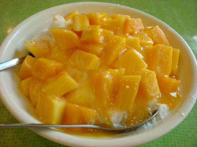 荷物を預かってもらい、すぐこちらへ向かいます。ＭＲＴ雙連駅近くの冰讃です。先日発売された「ａｎａｎ」で紹介されていました。これは昨年の旅行なのでマンゴー雪花冰は９０元でした。今年は値上げしたようで１００元だそうです。私はいつもマンゴーを１個分追加してもらっています。 もちろん別料金です。