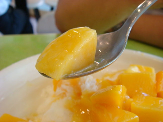 切りたてのマンゴー、この角ばっている感じがたまりません。台湾に来てよかったーって思う瞬間のひとつ。９月になるとマンゴーが食べられるところが少なくなるので、こちらのお店は貴重です。結局この旅でマンゴーを食べたのは冰讃だけでした。