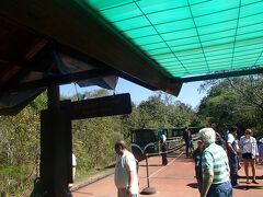 ちょっと歩くと、小さな駅に到着。

ここからトロッコ列車に乗って、悪魔の喉笛近くまで行きます。