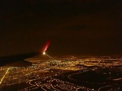ブエノスアイレスの夜景を楽しみながら、21:20、エセイサ国際空港に到着。

朝5時スタートのハードな一日でしたが、一生の思い出にもなりそうな一日でした。
アルゼンチンに行くなら是非イグアスの滝へ！
とおすすめしたいです。

なお、このオプショナツアー、お値段は約85,000円。
ちょっとした旅行1回分ですね。
ちなみに、本体のツアー参加者でこの日に自力でイグアスに行ったという人がいたので、費用を聞いたところ、やっぱり7〜8万かかったそうなので、オプショナルツアーの金額設定があながち高いわけではなさそうです。
むしろ現地ガイドさんもいたしお得な方かも。

とにかく、この日はpricelessな一日でした！