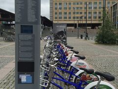 朝ご飯が終わった後、ホテルをチェックアウト。荷物を預けてバックパック一つで外へ。この日は夜８時過ぎのフライトで次の都市、フィンランドのヘルシンキに向かうので。この時まだ朝８時くらい。

この日は、まだ全然利用出来ていないオスロパスを使おうと、観光づくしを決めていました。前日アーケル・ブリッゲ近代美術館とムンク美術館でしか使用していなくて。　これじゃ全然元取れない！　

こちらは、ヨーロッパ全土に広がっているのか、街で管理しているレンタル自転車。どんな仕組みだかは調べなかったけれど、利用している人をたくさん見ました。