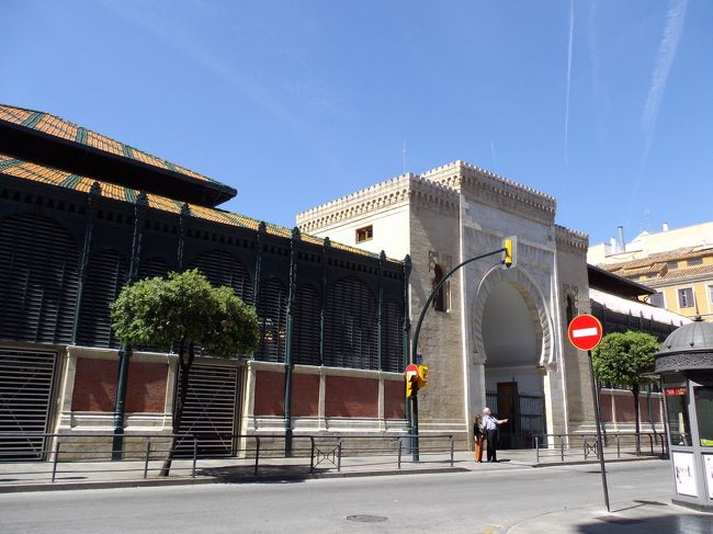 アタラサナス中央市場<br />時間は午後の２時過ぎ<br />もう閉まっていました<br />残念