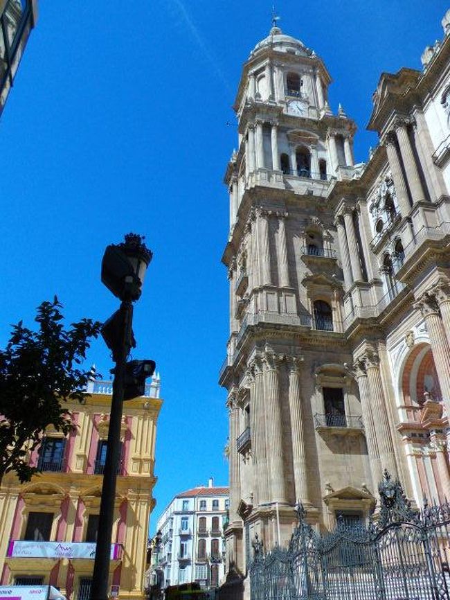 今日も空が青い<br />「片腕の貴婦人」と呼ばれるカテドラル左側の塔