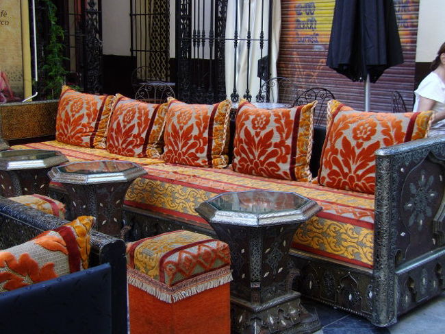 ピカソ美術館の前の細い通りをカテドラル方向に歩いていたら<br />アラブ風のカフェがありました<br />お店の前の椅子です