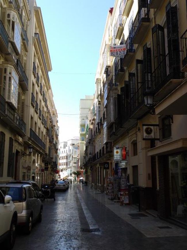 市内の通りを歩きます