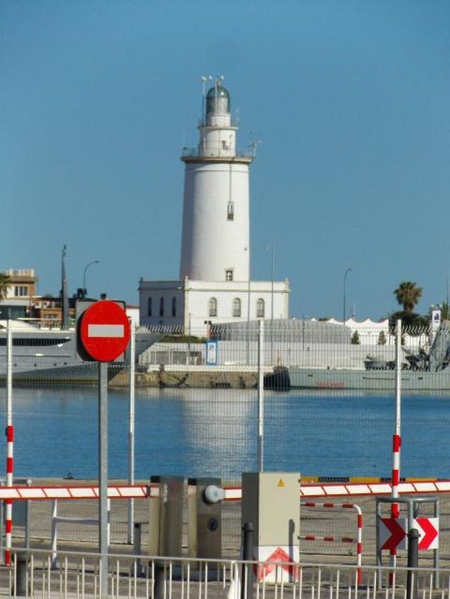 港に沿って歩きましたが、これが唯一見えた海