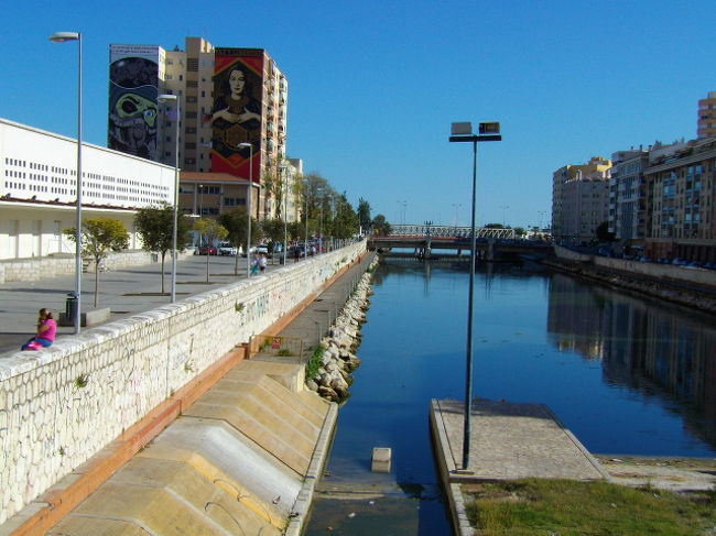 グアダルメディナ川を横切りホテルへ<br />ロンダへ行くための中継地として決めたマラガですが<br />町に出るとすぐに感じたのは地中海からの風<br />とても気持ちがいい<br />この風がマラガに住みたい気にさせます<br /><br />