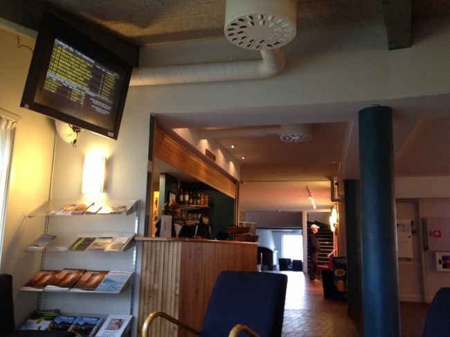 レセプションと、手前の電光掲示板。<br />列車の運行状況が確認できるので、便利です。