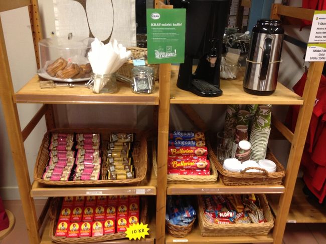 ロビー横の売店。<br />おみやげやアウトドア用品、軽食を販売しています。<br />アルコール度数の少ないビールも売っています。