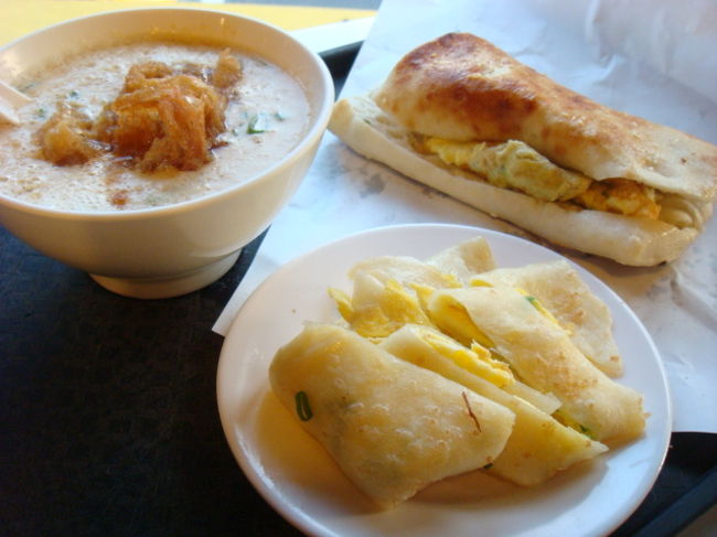 いつものメニュー。いつ食べても美味しいです。窓際でまったりしながら食べます。このあと歩いてホテルまで戻り、ひと休み。