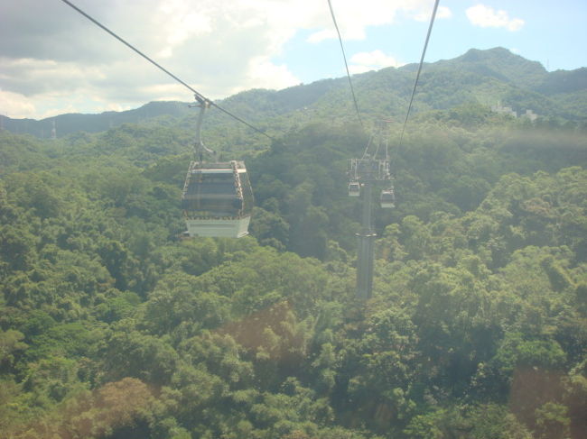 ３０分程乗ります。箱内は冷房が利いていましたが、直射日光があたるので暑いです。