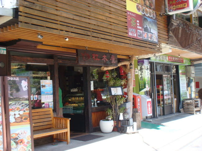 あまりの暑さにギブアップ。一番最初に見えたカフェへ入ります。