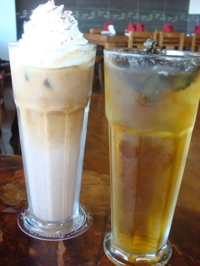 たしかアイスカフェラテとアイスのお茶。夫が頼んだお茶の方が香りがよく美味しかったです。