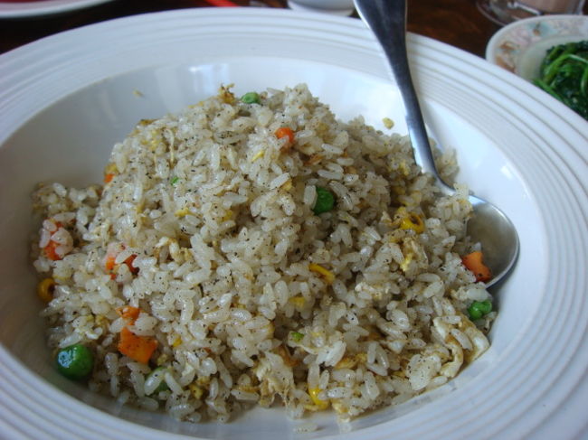 お茶の葉が入っているチャーハン。お米がパラパラで美味しい。２人でシェアしても十分な程の量があります。