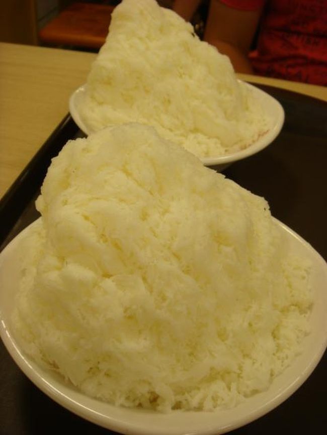 必ずオーダーする杏仁雪花冰。たしか８５元か９０元くらいだったかと。杏仁氷の中に大きな杏仁豆腐が入っていて、トッピングが１つ選べます。私はいつも小豆です。めっちゃうまい！！