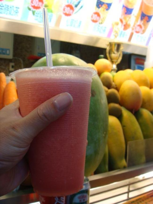 夫はグアバ、私はスイカジュースを堪能。グアバジュースはさっぱりしていて美味しかった。