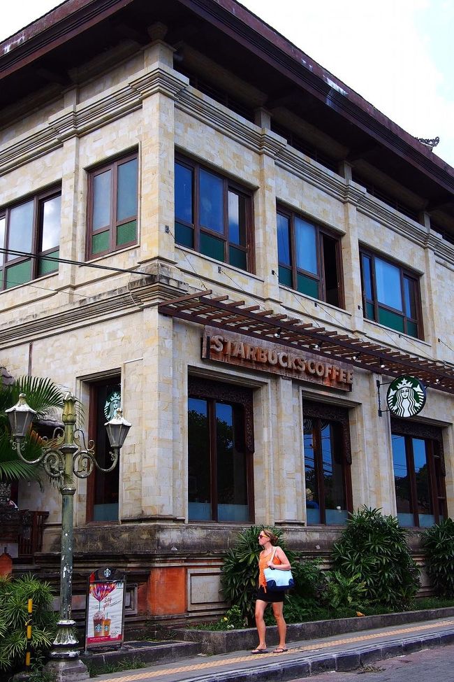 街並みに馴染んで最初気づかなかったウブドのスタバ。