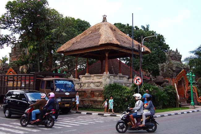 昼間は静かな王宮。<br />王宮が見えたら手前で左に曲がって…